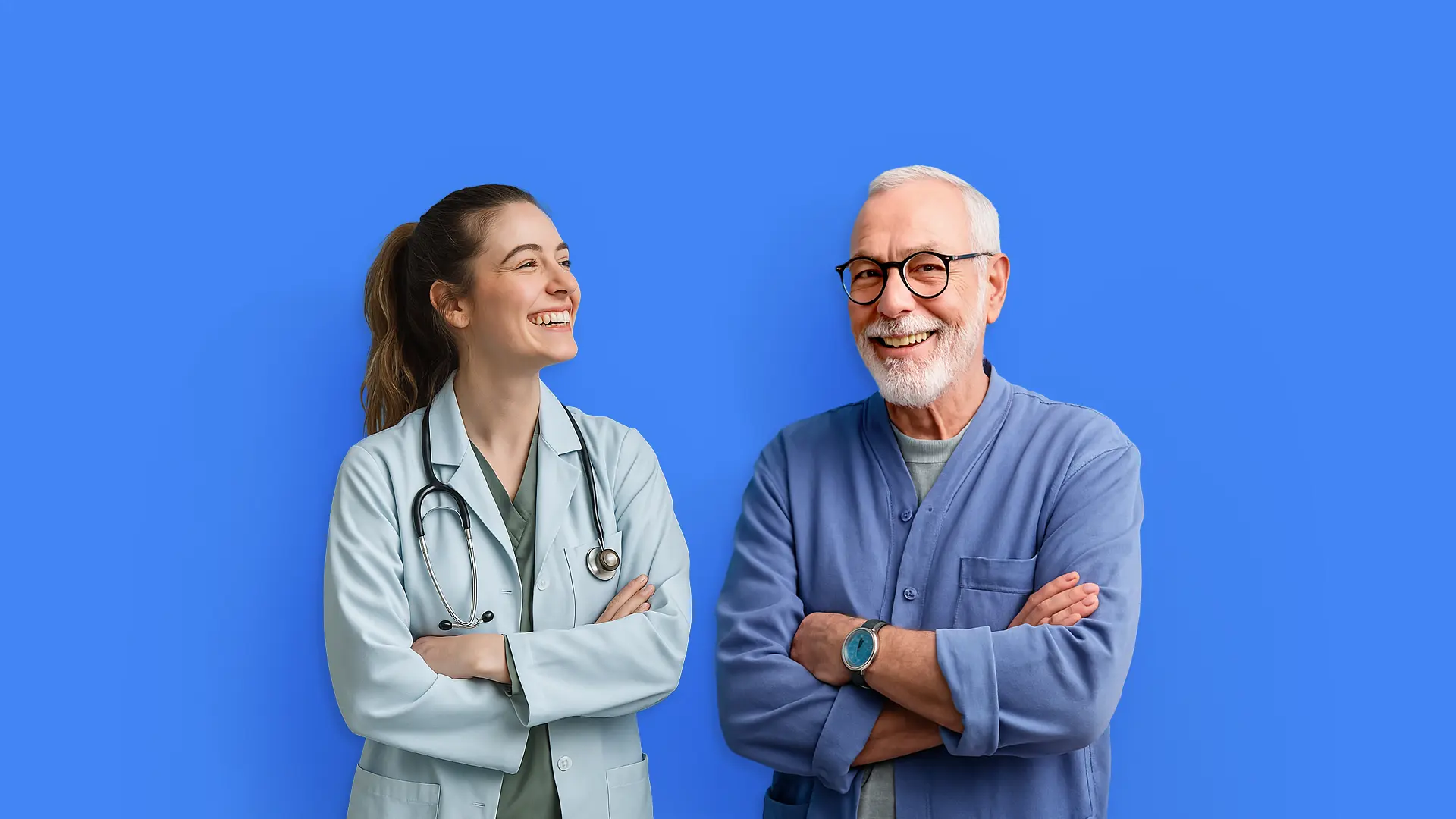 Arzt erklärt einem älteren Patienten digitale Gesundheitsdienste in einem freundlichen Gespräch.