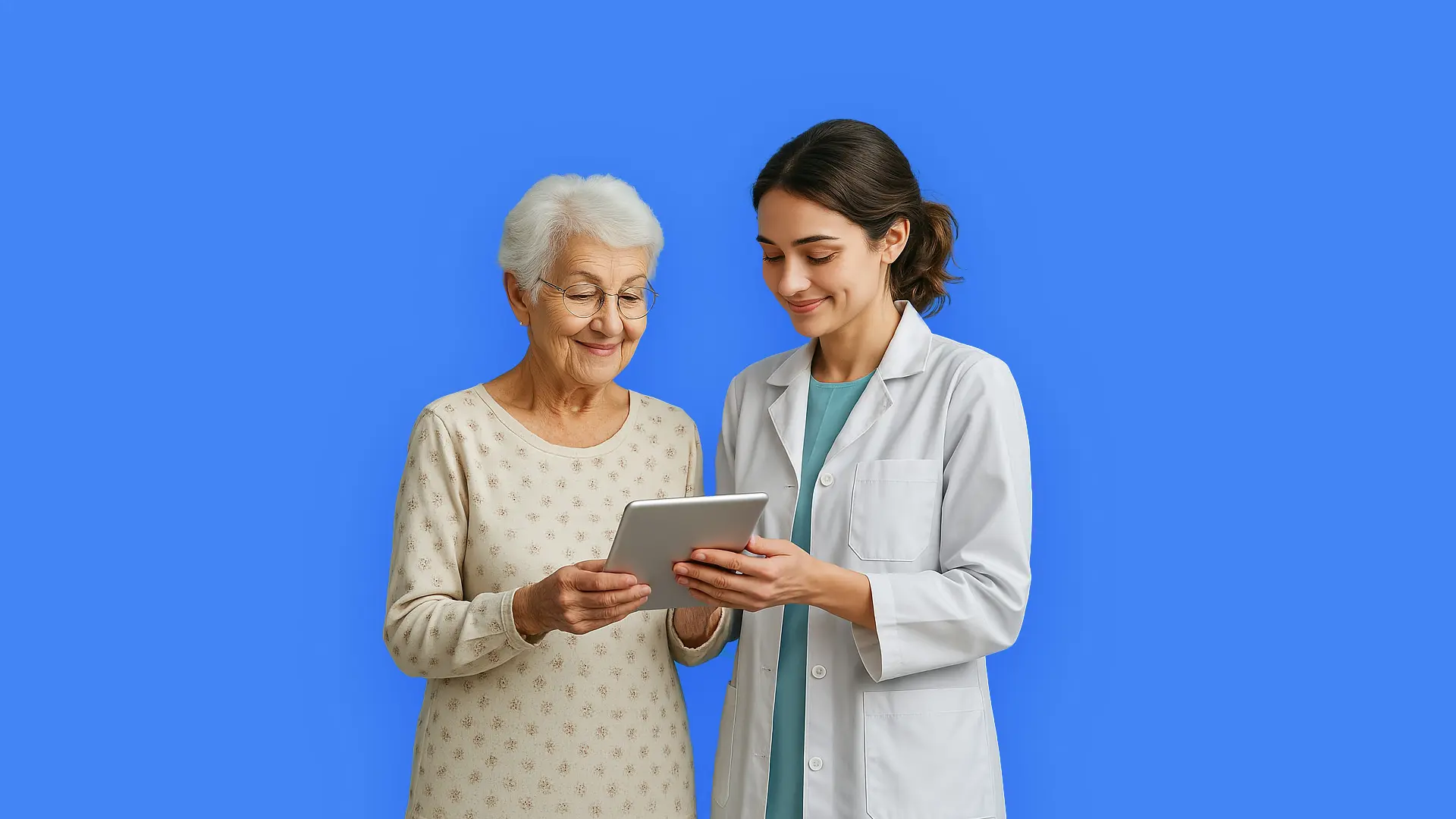 Ärztin führt einen älteren Patienten durch eine digitale medizinische Anwendung auf einem Tablet.