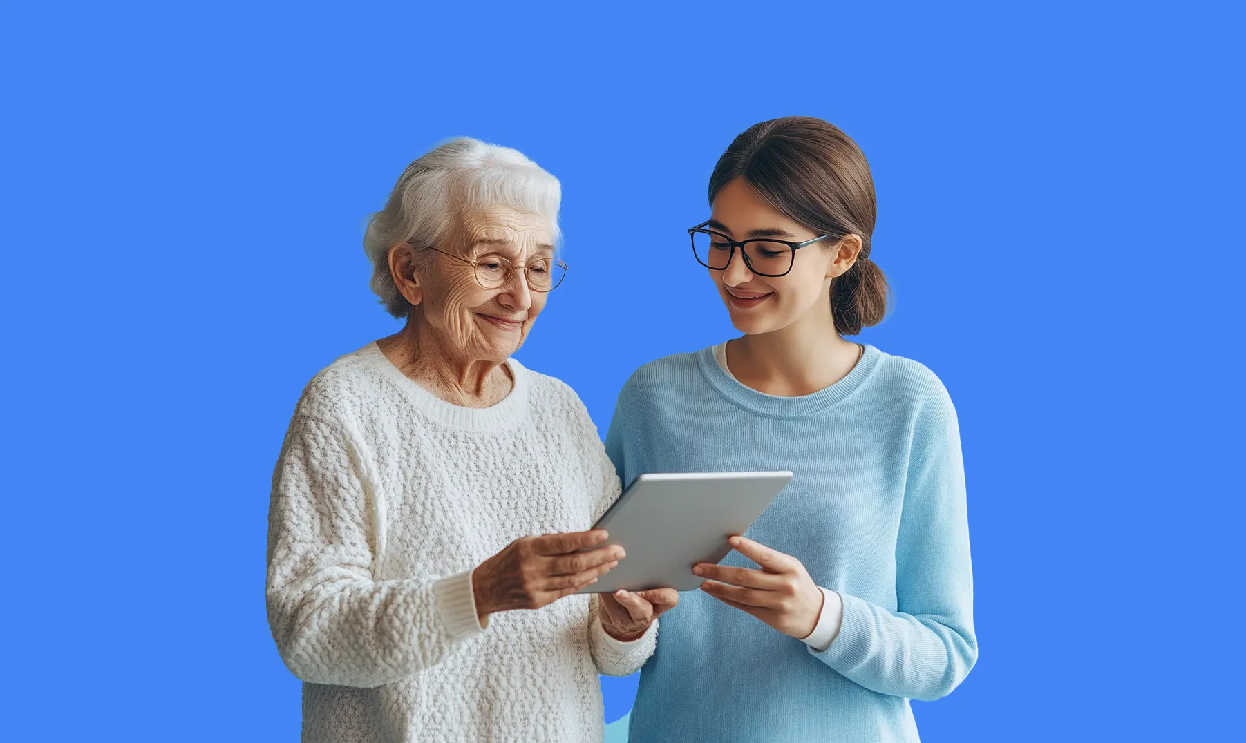 Ärztin führt einen älteren Patienten durch eine digitale medizinische Anwendung auf einem Tablet.